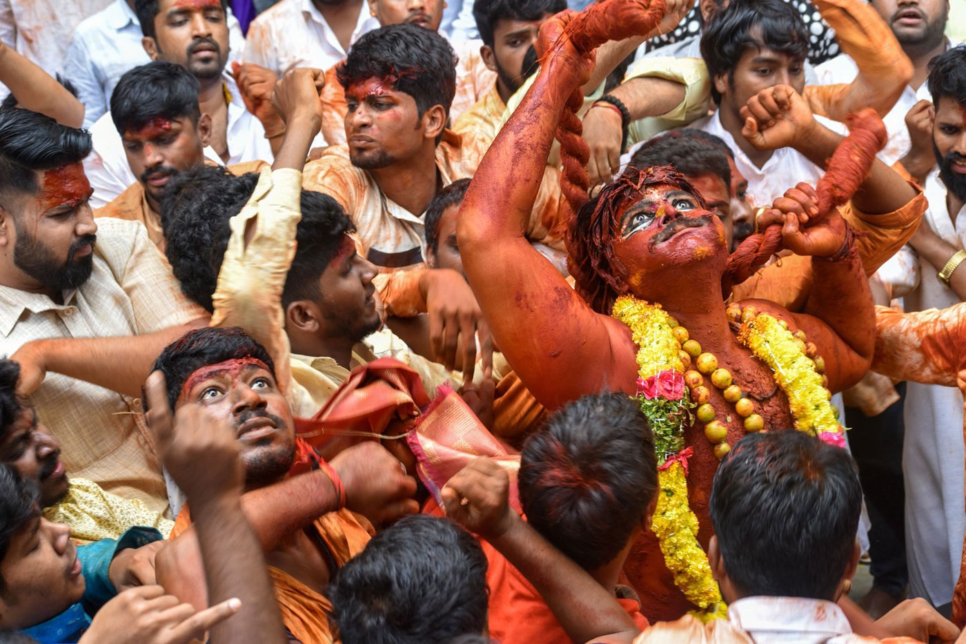 Posani Ashwin as Pothraj surrounded by devotees