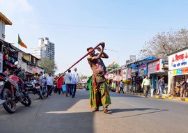 پیٹ کی خاطر ممبئی کی سڑکوں پر تماشہ