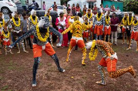 Pili vesha folk art: dancing to the beat