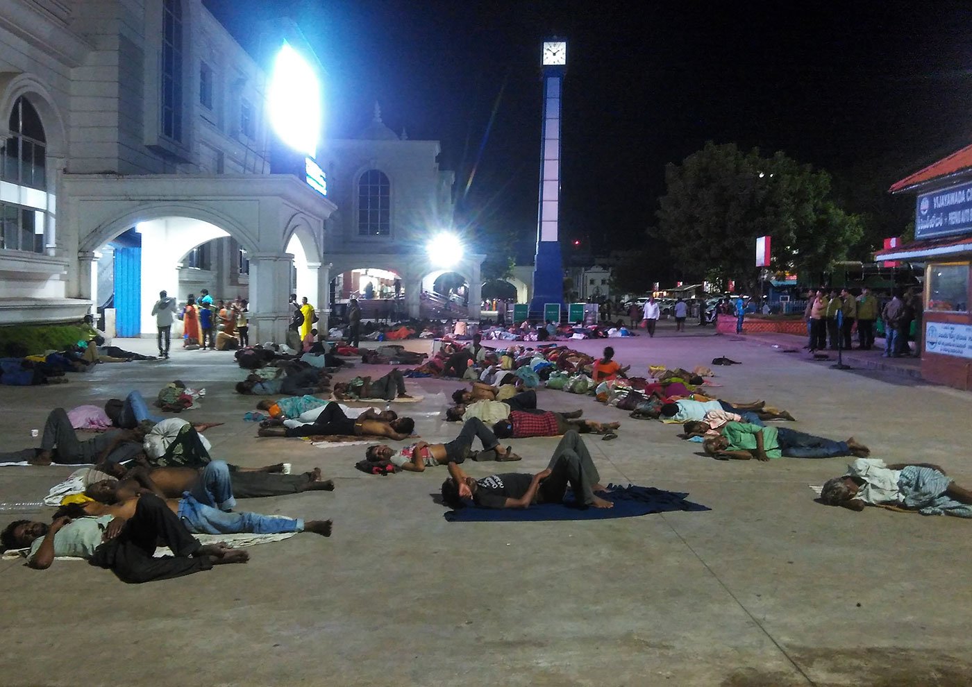 Hundreds of migrant daily wage labourers sleep outside the Vijayawada Railway station every night amidst severe cold in the winters 