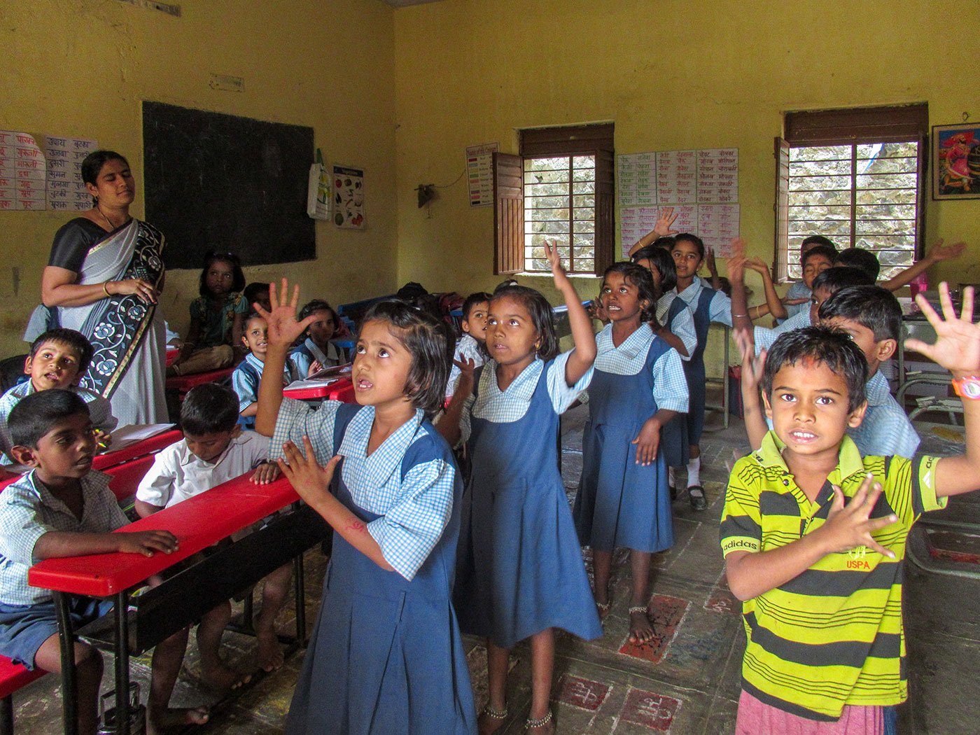 Saknewadi school where the teacher Samipata Dasfalkar turns on the TV and kids perform the song