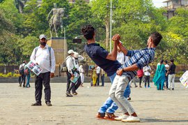 गेटवे ऑफ़ इंडिया के फ़ोटोग्राफ़र: फ़्रेम से बाहर फिसलती ज़िंदगी की तस्वीर