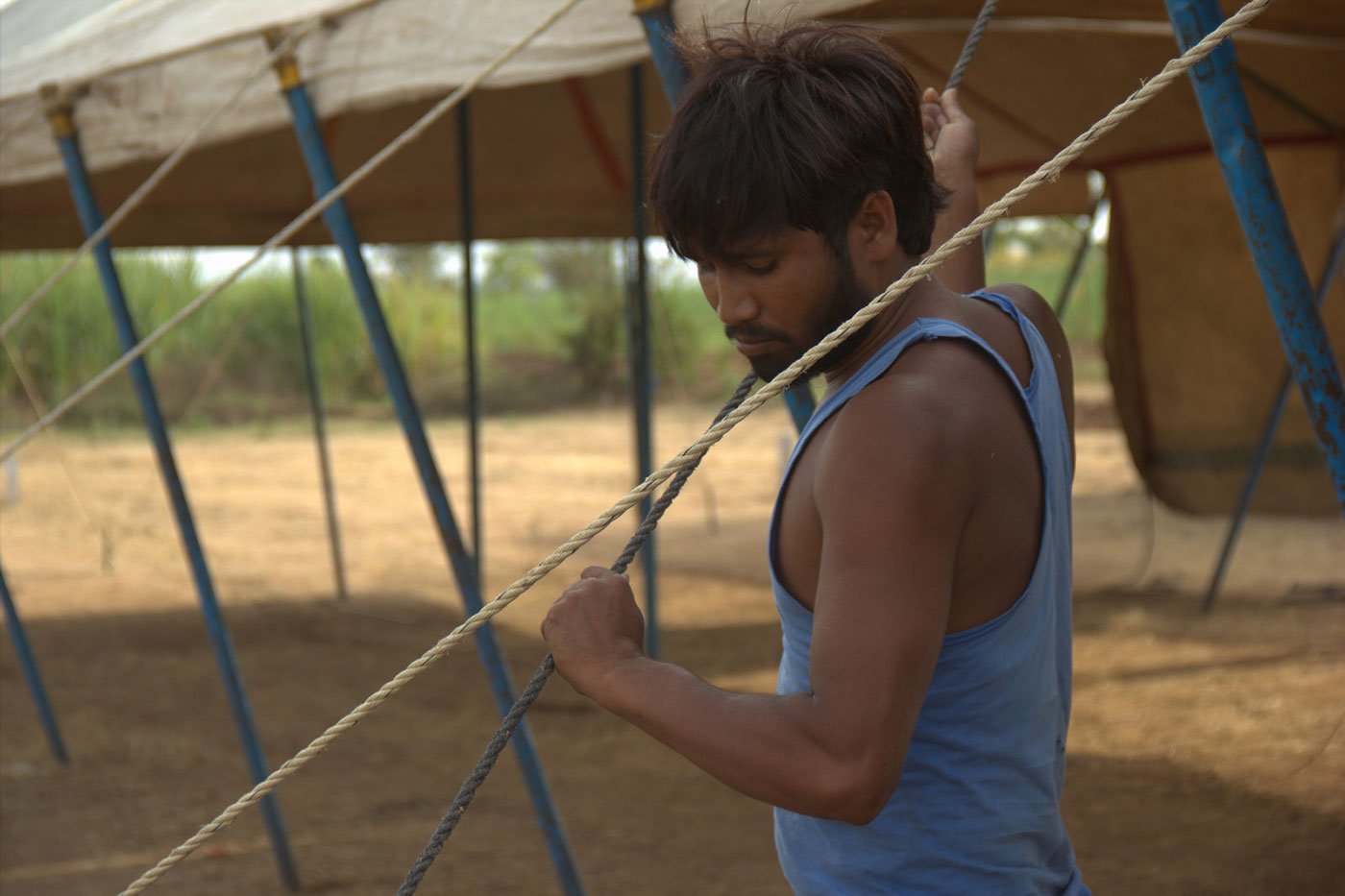 Lallan Paswan from Aumau village, Lucknow district, UP works on the tents on 4 May 2018 in Karavadi village, Satara district, in western Maharashtra
