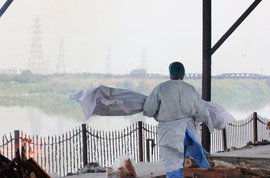 દિલ્હીના સ્મશાનમાં ચૂપચાપ બળતા છેલ્લી હરોળના કામદારો