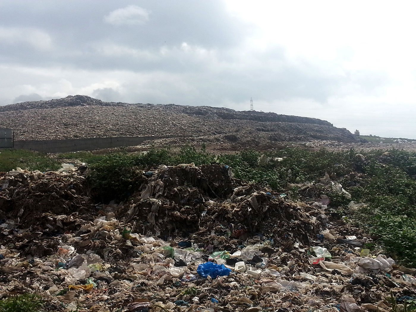 A wide shot of the Uruli Devachi garbage dump