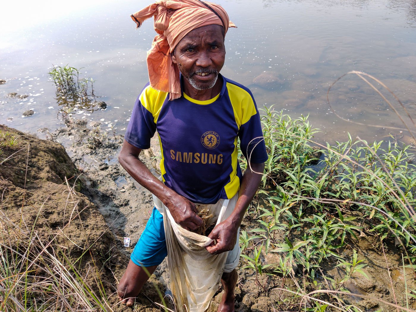 Anirudhdha Singh Patar with his catch of prawns, which he stores in a waist pouch made of cloth