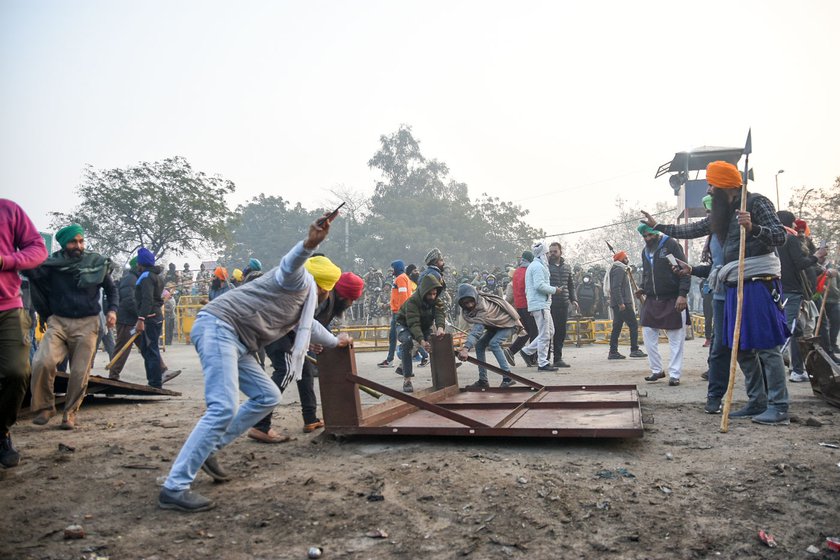 Around 7:45 a.m. at the Singhu border. A group of farmers break down barricades and wagons before starting their tractors along the parade route. The breakaway groups launched their ‘rally’ earlier and breaking the barricades caused confusion amongst several who thought this was the new plan of the leadership.