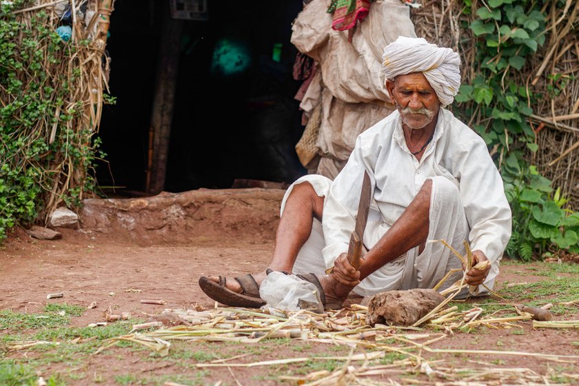 Siddu Gavade, a Dhangar shepherd, learnt to weave jalis by watching another, older Dhangar. These days Siddu spends time farming; he quit the ancestral occupation of rearing sheep and goats a while ago