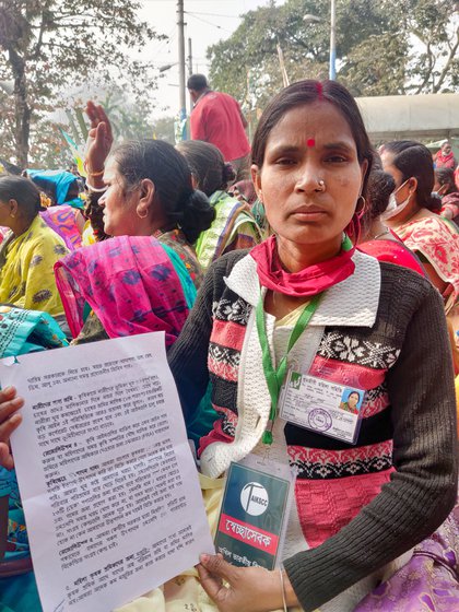 Ranjita Samanta (left) presented the resolutions passed at the session, covering land rights, PDS, MSP and other concerns of women farmers such as (from left to right) Durga Naiya, Malati Das, Pingala Putkai (in green) and Urmila Naiya