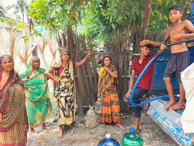 Left: Women wait to fill water in West Bengal. Here in Hijuli hamlet near Begunbari in Murshidabad district, Rajju on the tempo. Lalbanu Bibi (red blouse) and Roshnara Bibi (yellow blouse) are waiting with two neighbours