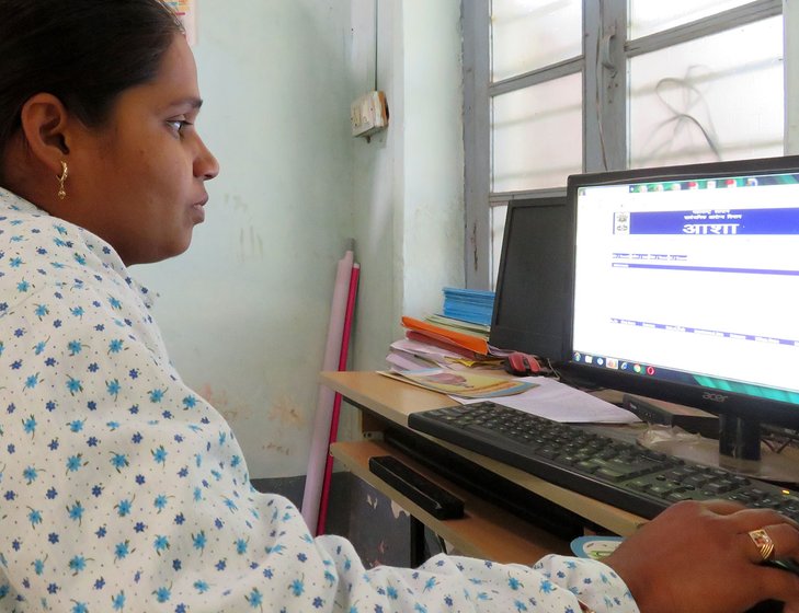 Priyanka Pujari filling the data on ASHA website