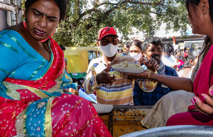 At Bengaluru railway station, Arundhati G. Hegde (in pink saree) and other members of Karnataka Mangalamukhi Foundation, a collective of transgender persons, served steaming rice pulao to the travelling protestors