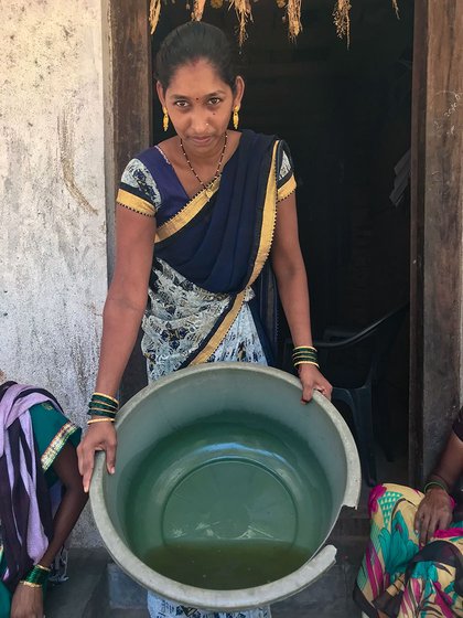 Pratiksha Padwale showing contaminated tap water