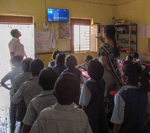 Saknewadi school where the teacher Samipata Dasfalkar turns on the TV