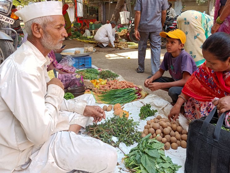 Shivamurti Sathe (right) is an organic farmer from Kakramba and sells his produce daily in the Tuljapur market in Maharashtra. He has seen five droughts in the last six decades, and maintains that the water crisis is man-made