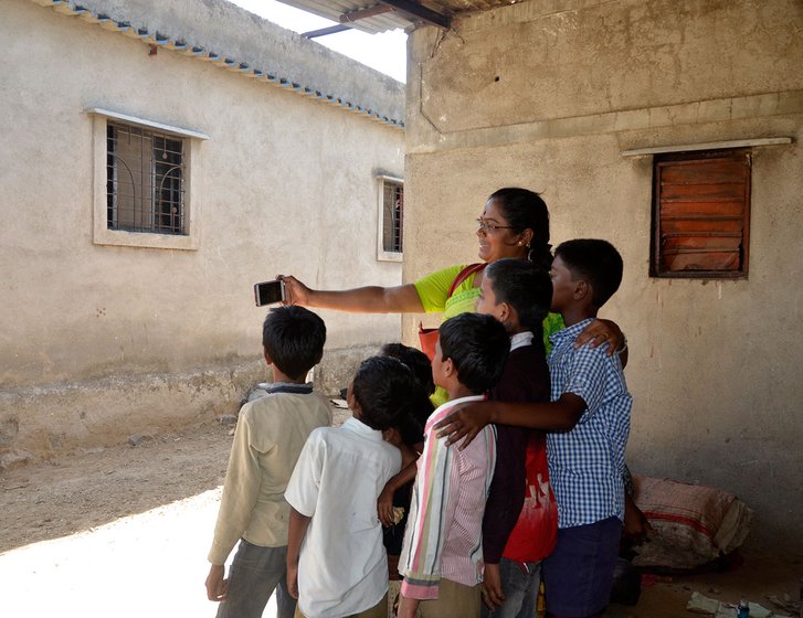 Sunita Bhosale in Karade village with children from Pardhi community. She works for their education 