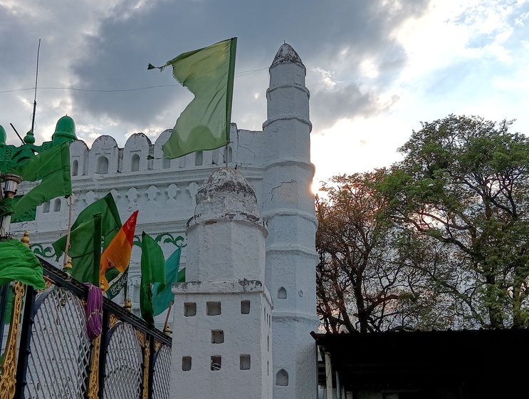 Right:  The region of Marathwada was under Islamic rule for more than 600 years. Belief and worship at these Islamic shrines are ingrained in people’s faith and rituals – representing a syncretic way of life