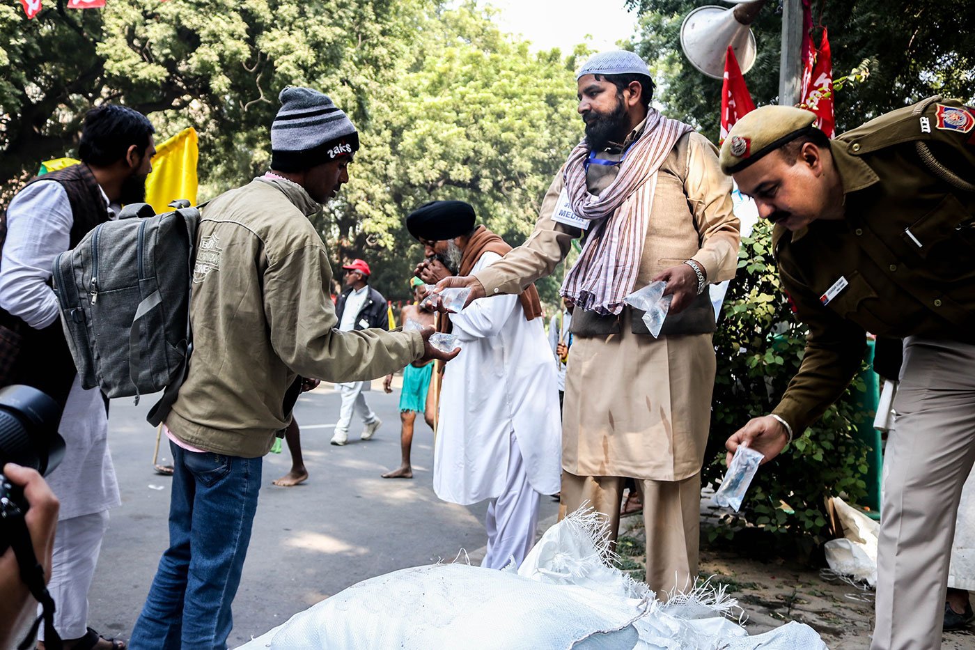 Volunteers distributing water to the farmers at Parliament Street