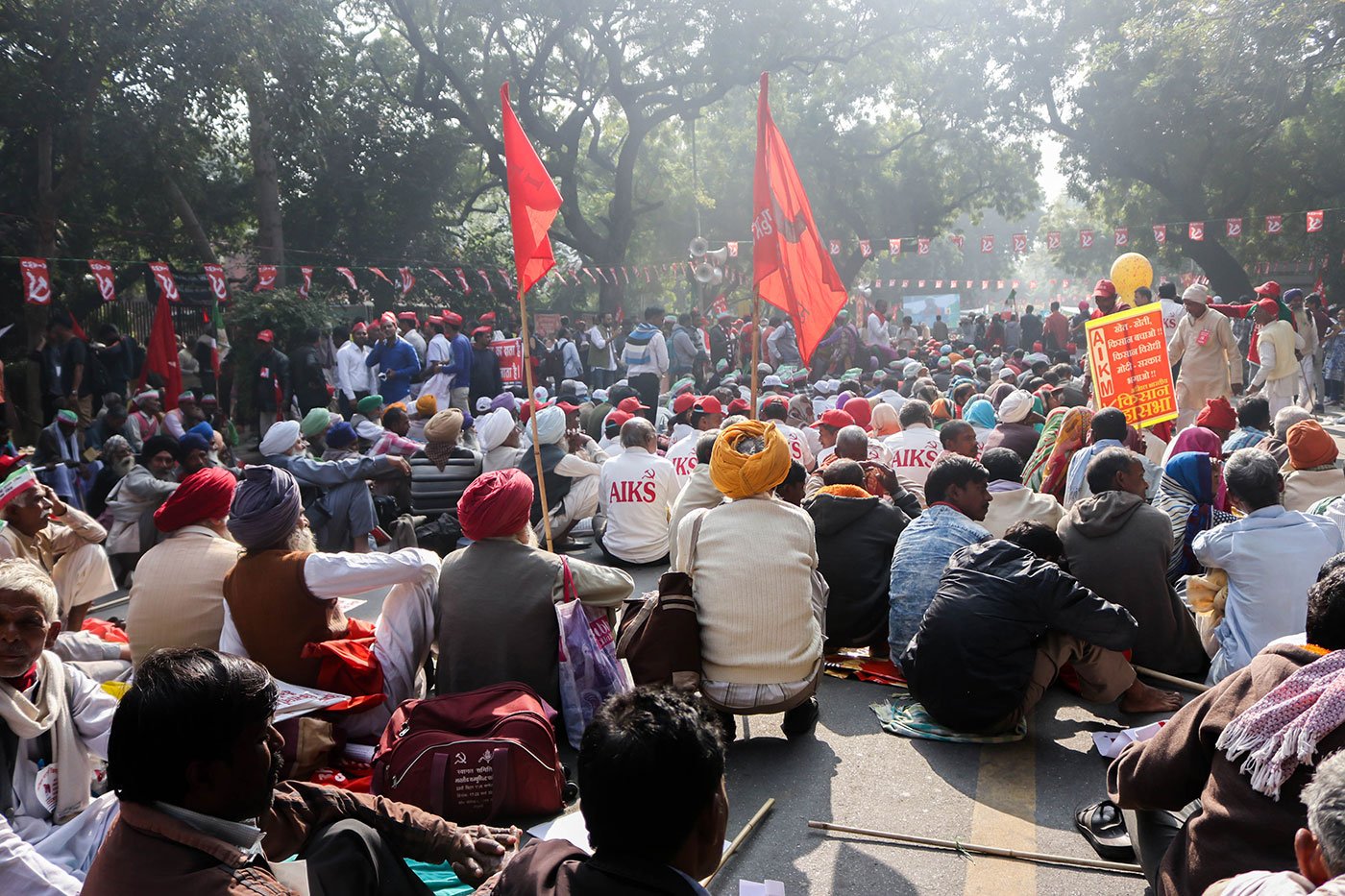 Farmers sitting at the Parliament Street listening to the speeches of various leaders.