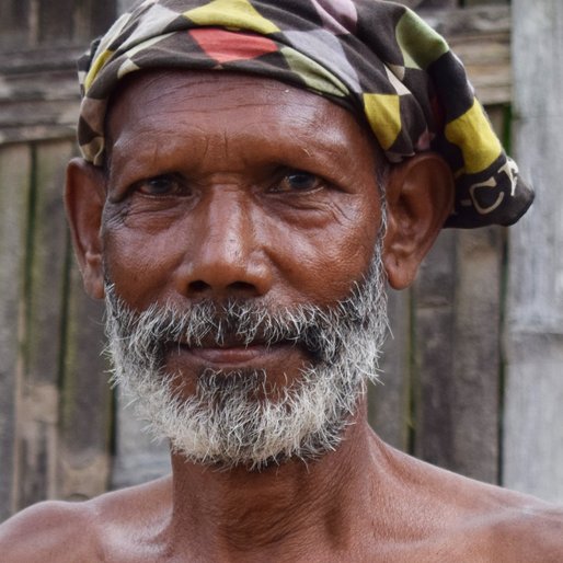 LAATE KUJUR is a Labourer from Sona Chandi, Kharibari, Darjeeling, West Bengal