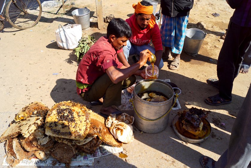 Saibal (in red shirt, pouring the honey) and Ranjit Mandal (not in the photo), along with a few others, at their makeshift roadside honey stall in Nagri tehsil