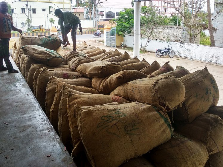 workers loading sacks of mirchi