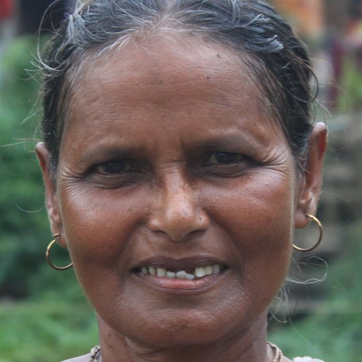 KAMALA PANJA is a Homemaker from Khosmura, Domjur, Howrah, West Bengal