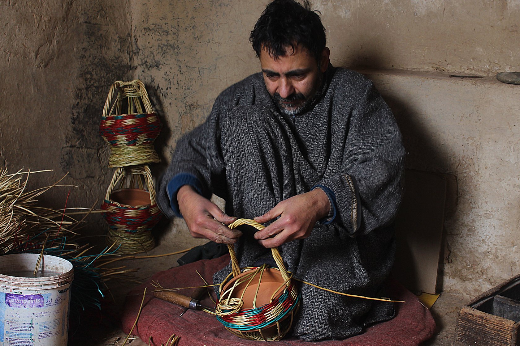 Manzoor Ahmad, 40, a resident of Kanil mohalla in Charar-i-Sharief, has been weaving kangris for 25 years. “I can weave up to 3-4 basic kangris in a day and it takes me 3-4 days to make a high quality kangri,” he says