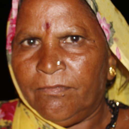 JUNABAI is a Agricultural labourer from Navdatoli, Kasrawad, Khargone, Madhya Pradesh