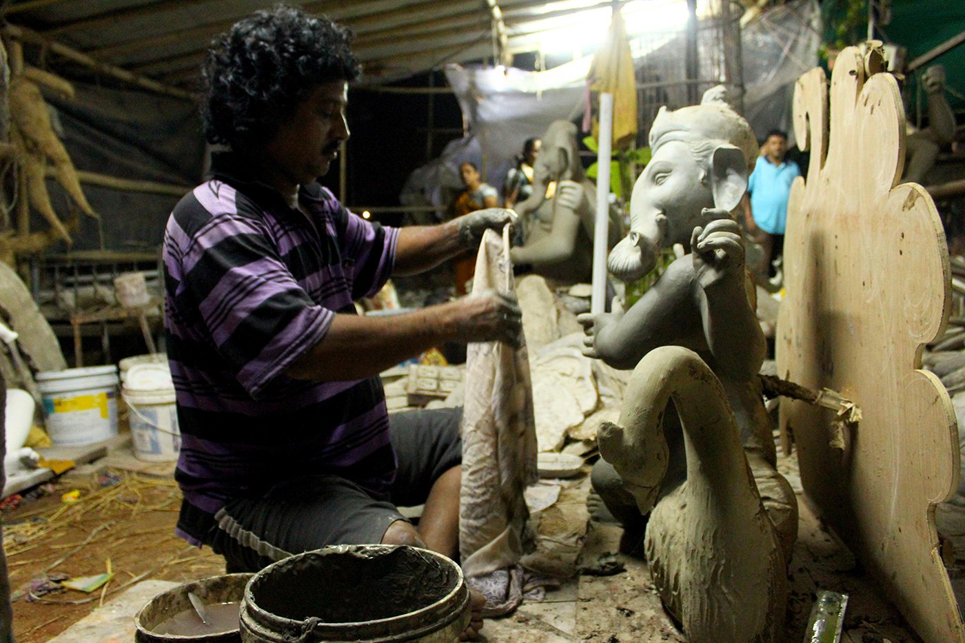 artist making ganpati idol
