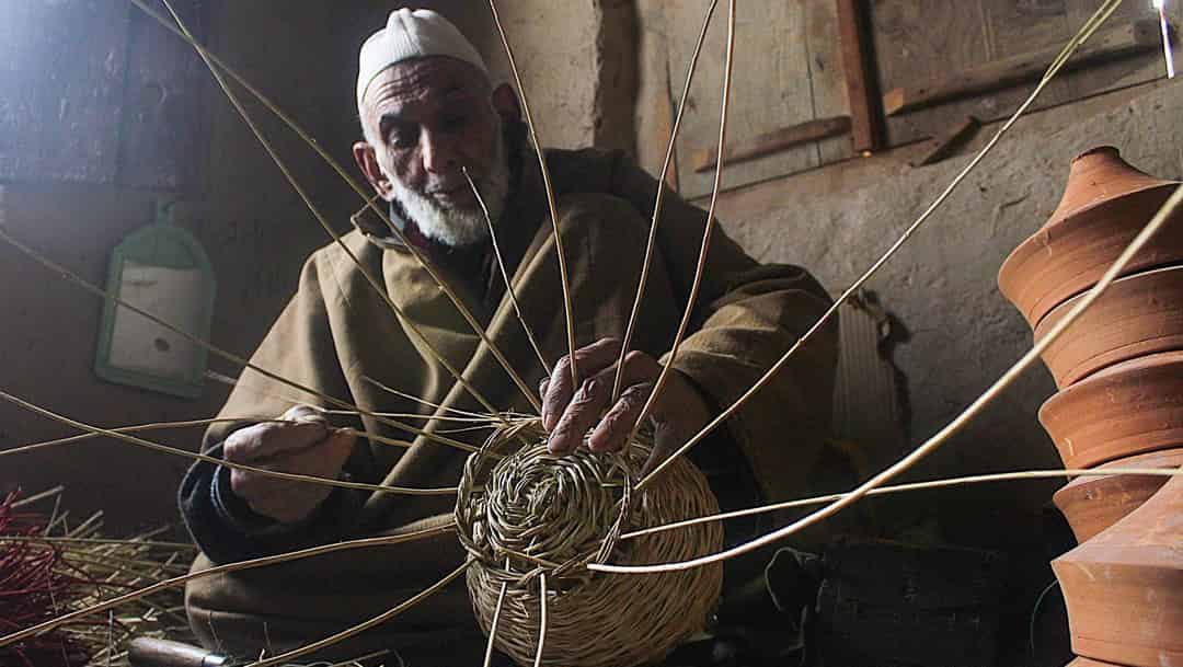 উষ্ণতার চারা পুঁতে রাখে চারার-ই-শরীফের কাংড়ি