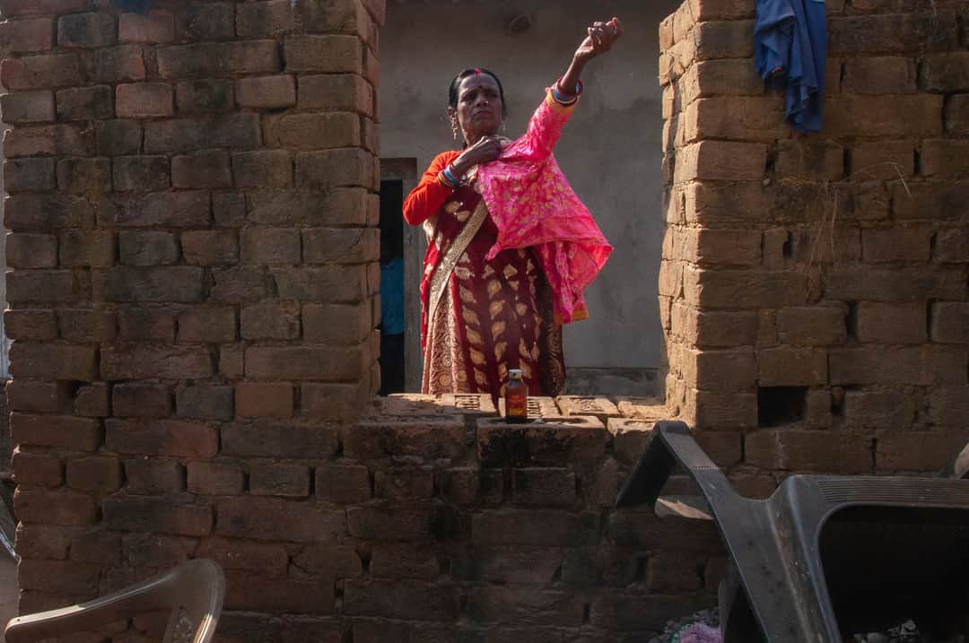 چاروبالا: خوشی اور جھومور، تکلیف اور گانا