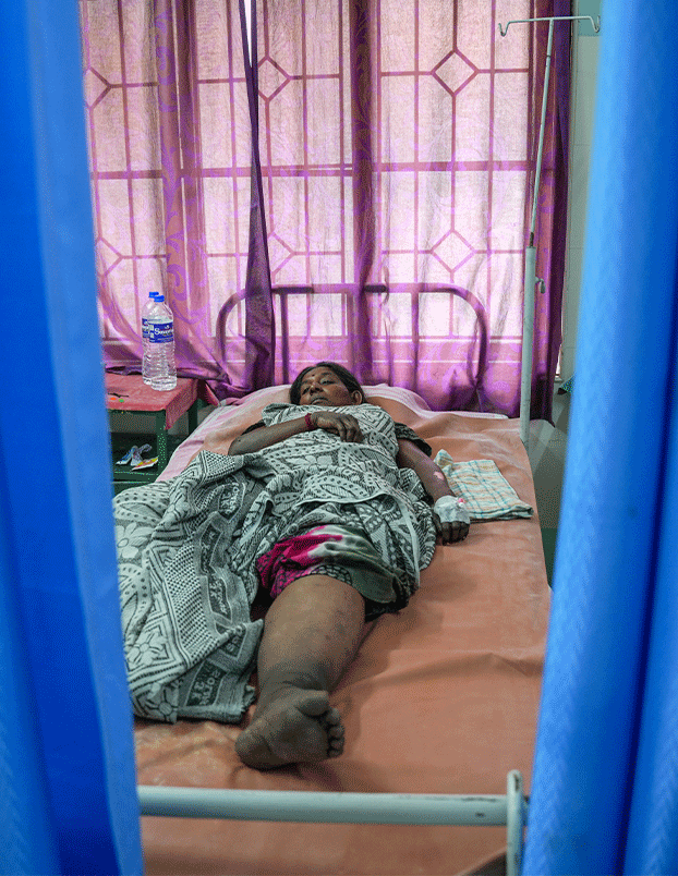 आपल्या कष्टानं इतरांची दिवाळी उजळवणाऱ्या कामगारांचं काळंकभिन्न वास्तव 