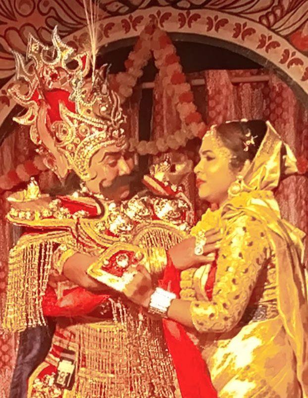 مقدس مقامات پر پیش کیے جانے والے آسام کے روایتی مذہبی تھیٹر بھاؤنا میں پسماندہ ذاتوں اور قبائلی برادریوں کے ساتھ ساتھ خواتین بھی ذات پات اور جنسی امتیاز کو بالائے طاق رکھتے ہوئے شمولیت اختیار کر رہی ہیں