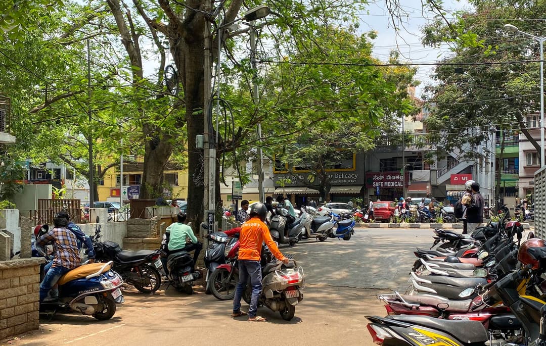 ഗിഗ് തൊഴിലാളികൾ: പറന്നും പ്രാർത്ഥിച്ചും