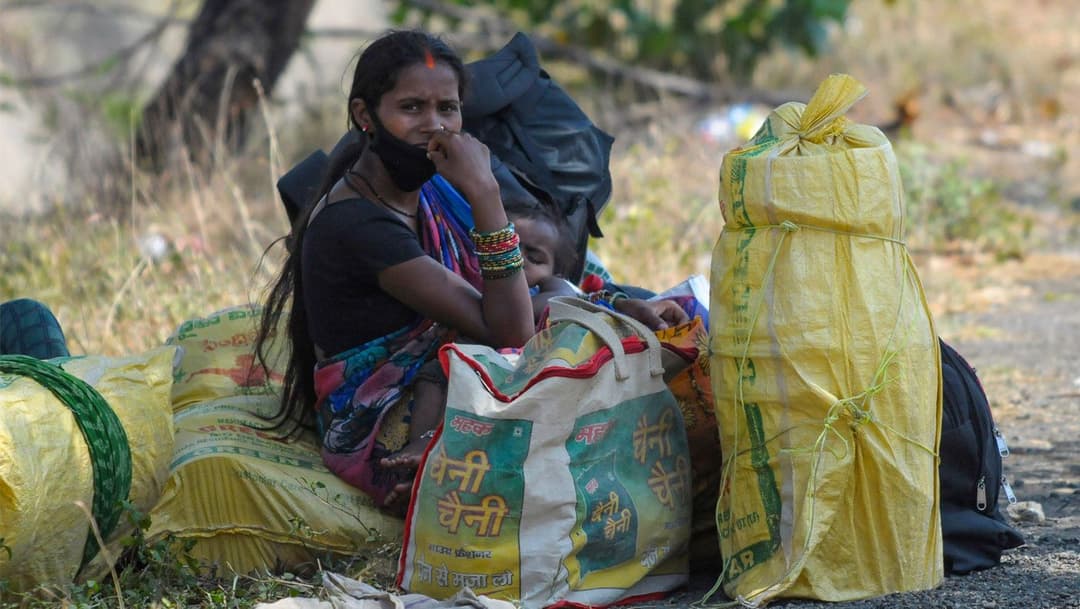 ভারতের হৃদয় চিরে ঘরের পথে চলেছেন মানুষ