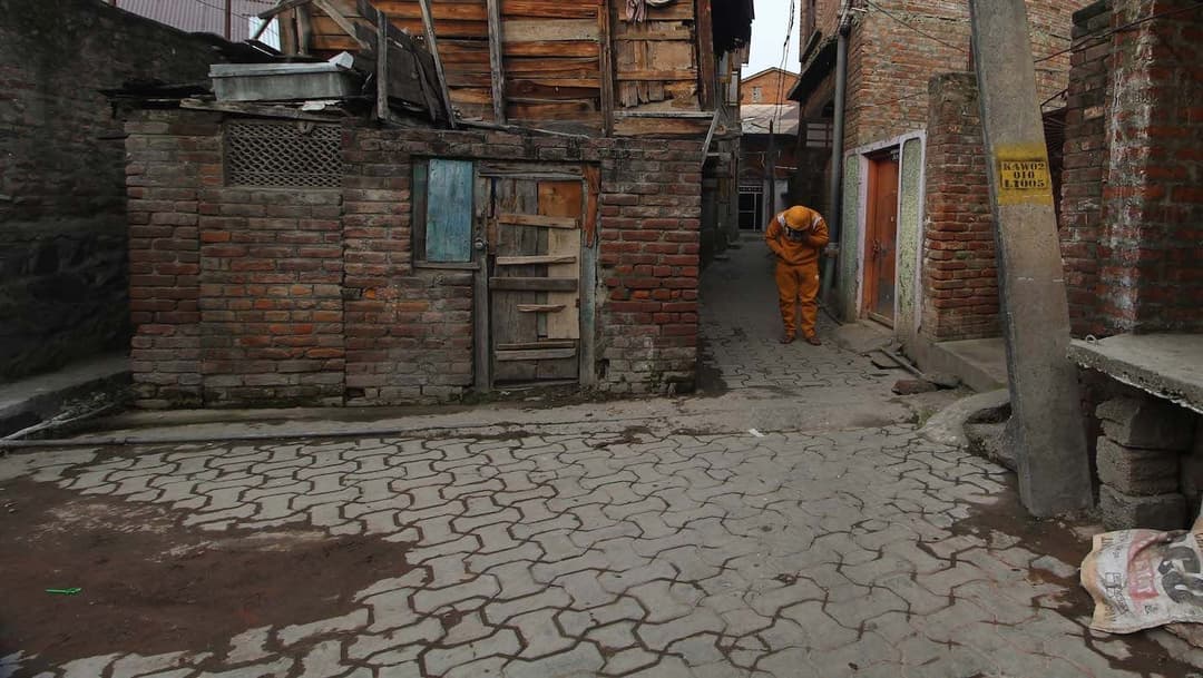 काश्मीरला पडलेला असाही एक विळखा