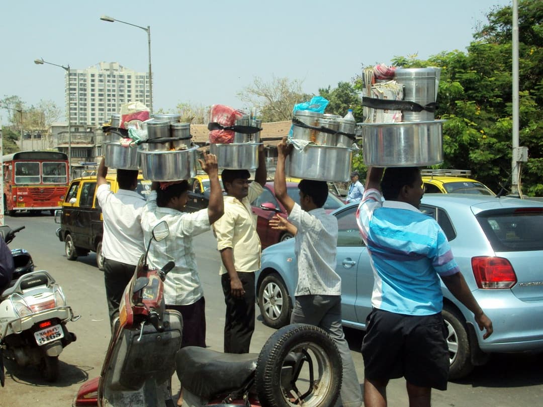 ‘ପମ୍‌-ପମ୍‌’ ସହ ଆସୁଥିବା ଲୋକମାନେ