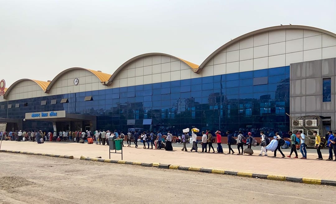 اُس ٹرین پر کسی طرح سوار ہونے کی کوشش