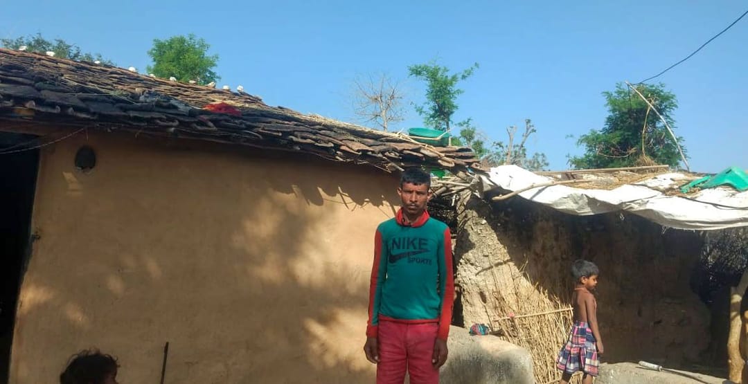 ڈولا رام کے لیے گھر تک کی لمبی اور تالا بند سڑک