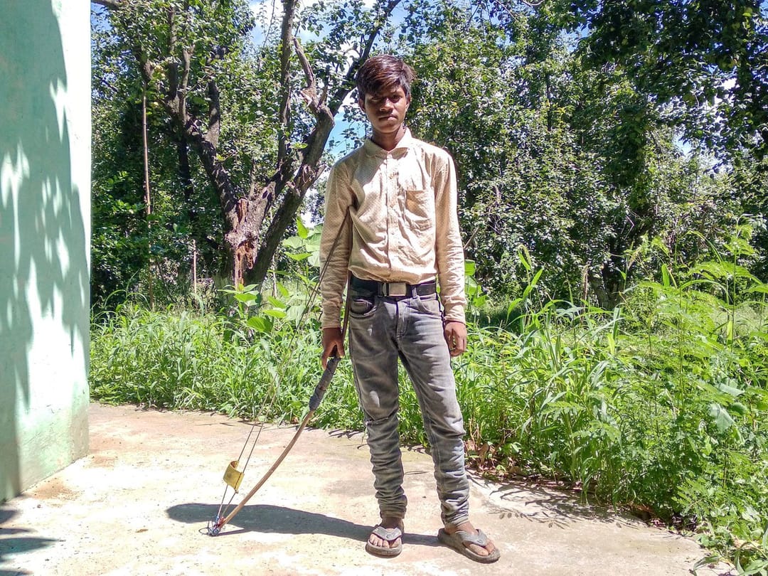 शाळा सोडून बागांमध्ये मजुरी