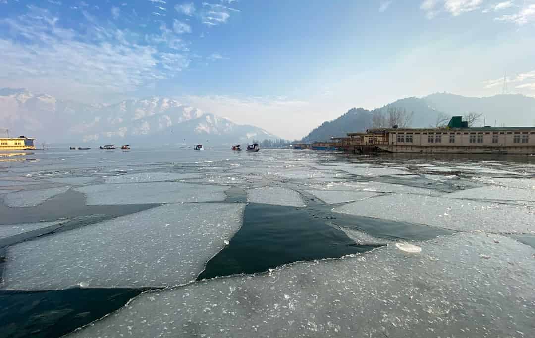 ফিনফিনে বরফ পরতের মতোই ভঙ্গুর ডাল-লেক মহল্লার চিকিৎসা ব্যবস্থা