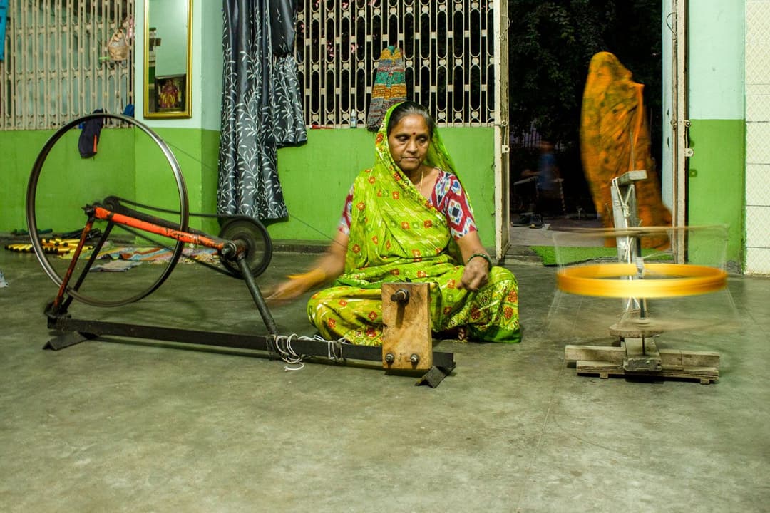 পাটোলা সুতোর জটিল পথে জীবনের খোঁজ