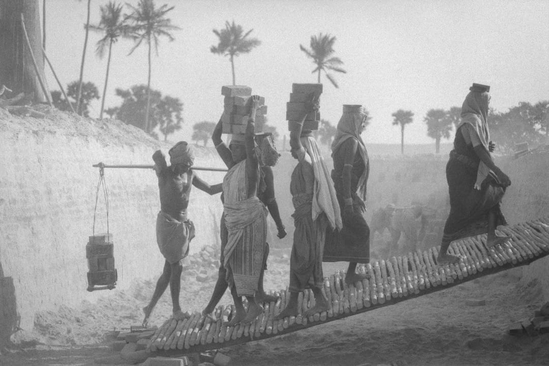 ദൃശ്യമായ ജോലി, അദൃശ്യരായ സ്ത്രീകള്: ഇഷ്ടിക നിർമ്മാണം, കല്ക്കരി ഖനനം, കല്പ്പണി (പാനല് 1)