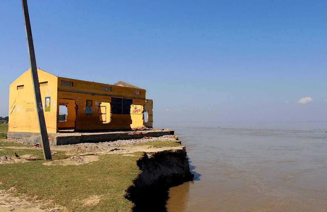 जेव्हा नदीने शाळा खाऊन टाकली