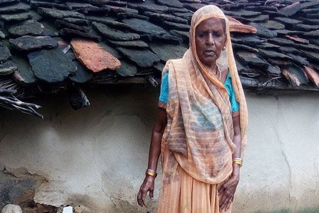 بھوری اور تین دیواری ٹوائلیٹ