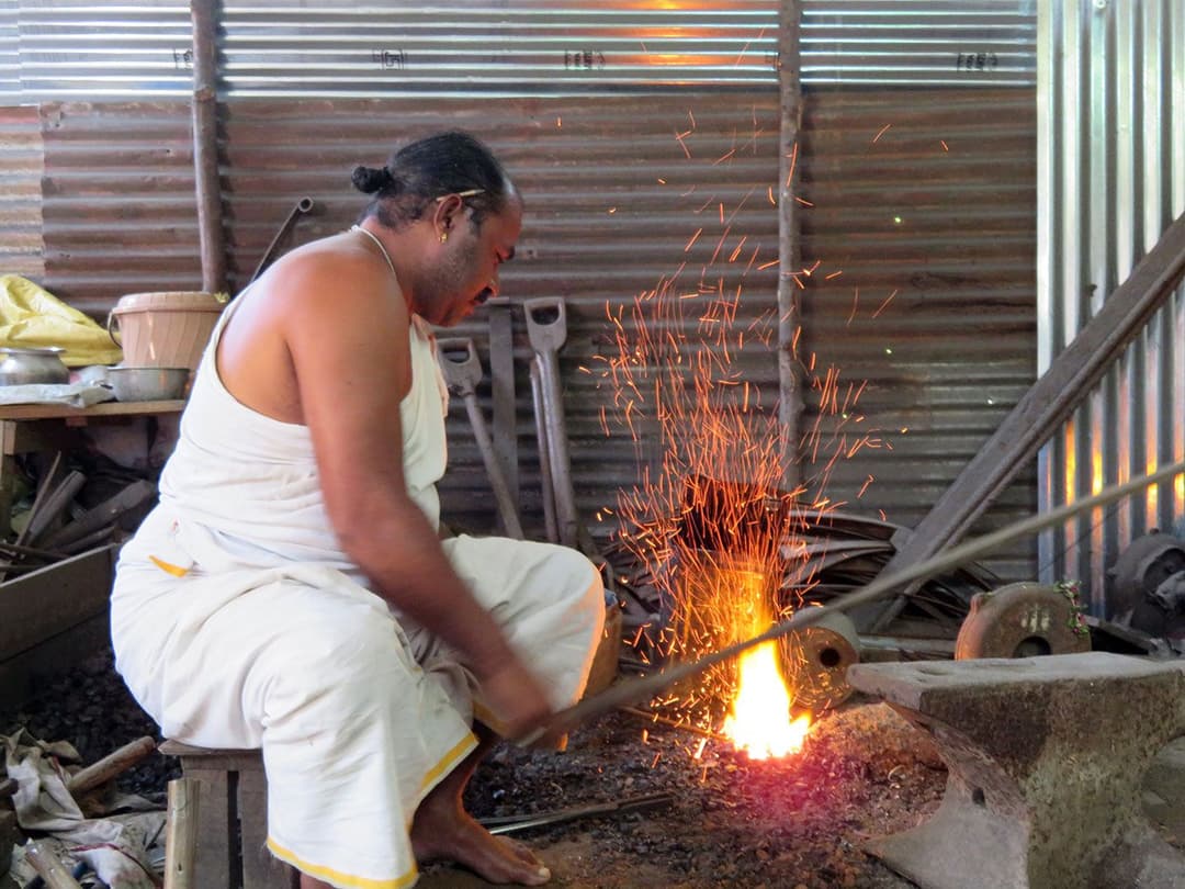 কোটাগিৰিৰ কমাৰশালত মামৰে ধৰিছে