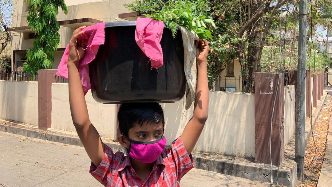 কচি কাঁধে লকডাউনের বোঝা লাতুরে