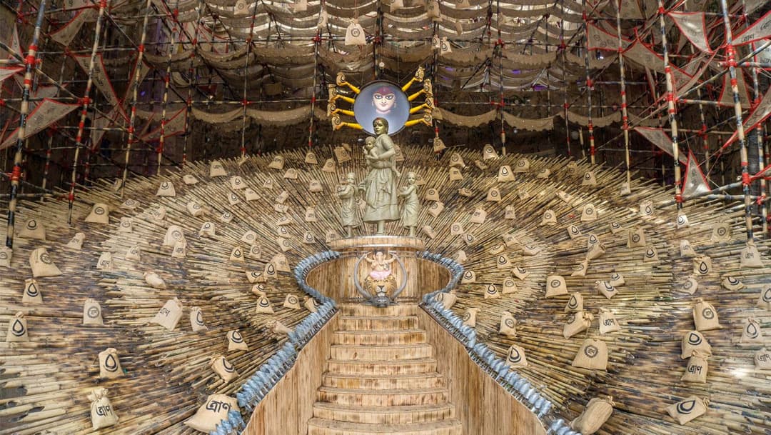 पायी निघाली स्थलांतरित कष्टकरी दुर्गामाता