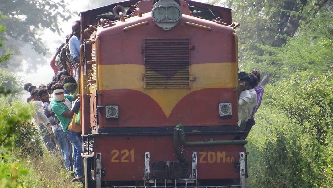 ট্রেনযাত্রী তিন মজুর